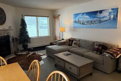 Image de Pico F305, wonderful updated unit with ski on ski off access to Pico Mountain.