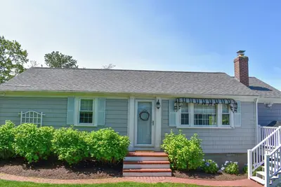 Image de Meticulous 2 bedroom home walk to beach!