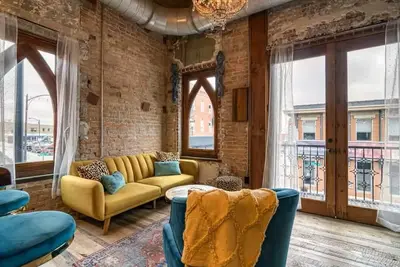 Image de Welcome to Black Palace-B! A beautiful downtown loft with easy access to everyth