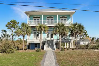 Image de 🌊Dog Friendly Home with Private Pool-Steps to the Beach-Salty Owl🌊