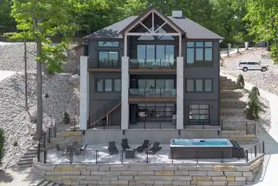 Image de Lakefront Luxury 7 bed Home with Private Dock, Swim Spa on 13mm in Porto Cima