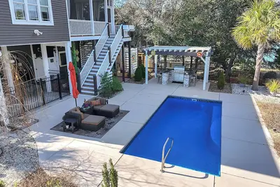 Image de Bird House: Contemporary Coastal Elegance with Swimming Pool