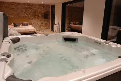 Image de Love Room, Chambre avec jacuzzi et hammam, Gite à Ales