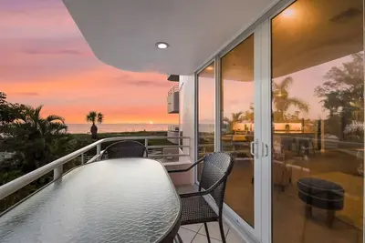 Image de Island Paradise 2- 3 bedroom beach front condo with views! !