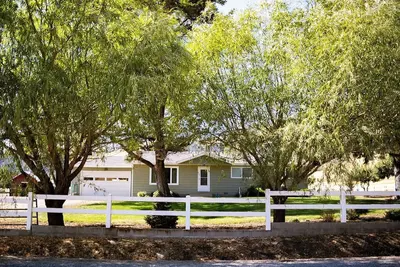 Image de Clean. Private. Beautiful. \nIncredibly Clean FarmYard Only Minutes from La Grande