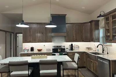 Image de The perfect, quiet get-away! Spacious 1-bedroom with all the amenities of home.