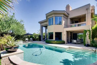 Image de Luxury Living in Gainey Ranch Exquisitely Remodeled Home with Attached Casita