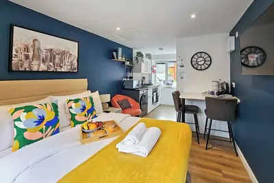 Blue Garden Retreat by Fortuna Property, The Blue Garden Retreat