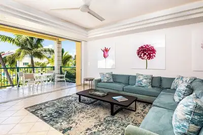 Image de 2 Bdrm Pool & Marina View at The Yacht Club E12