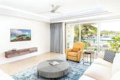 Image de 2 Bdrm Stunning Marina View at The Yacht Club C5