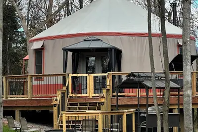 Image de Hootie Owl Yurt - Shenandoah Va - Hot tub, Firepit, Wood buning stove, wifi