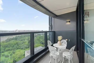 Image de 2816 - Marvelous 2br 2ba Skytower Apt w\/ Private Balcony