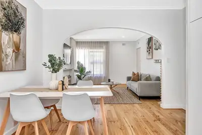 Image de Stylish Glenelg Stay with Alfresco and Comfort