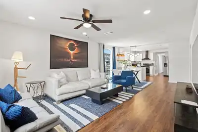 Image de Auburn Haven: Spacious Retreat w/ Modern Comforts