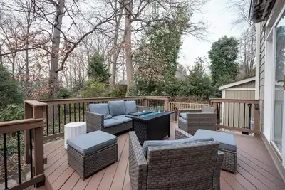 Image de Stylish Corporate Retreat Near Dc with Finished Basement in Central Arlington