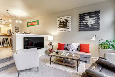 Image de Walk to McMenamins Edgefield: Inviting Townhome!
