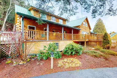 Image de Cozy dog-friendly condo w/ private deck, grill, gas fireplace, firepit, cornhole