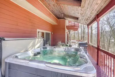 Image de < 1 Mi to Hunter Mtn: Spacious Home w/ Hot Tub!