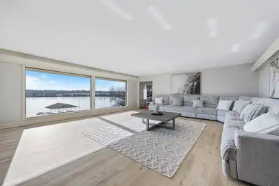 Image de Beautiful 5 bedroom home on private fishing lake