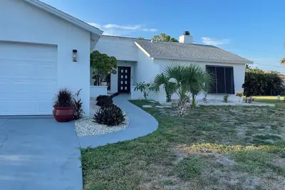 Image de Paradise Home! ! with your own private sanctuary. . 3-bedroom house!