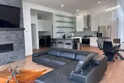 Image de MoonBeam: Spacious and Modern Home in the countryside near Stockton Lake.