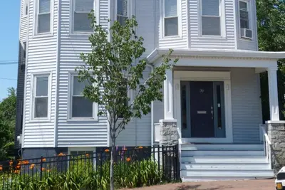 Image de A Peaceful Oasis on Munjoy Hill: 1st flr 3br + parking