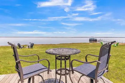 Image de Houghton Lake Sunset Cottage: Directly on Houghton Lake, Sister Cottage Next Door!
