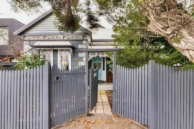Image de Victorian Ground Fl Apartment, Pool, Sauna & BBall