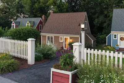 Image de King Bed 'Romantic Tiny Home Escape' Cozy up!
