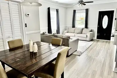 Image de 2-bdrm Bungalow 15 min from Downtown w/ WiFi, Central Air