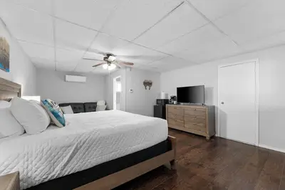 Charming Lakeside Retreat: Relaxation Awaits!