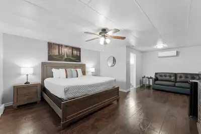 Beautiful Studio with Resort Style Amenities!