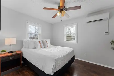 Image de Come stay at this modern 2 bedroom suite, located close to Table Rock Lake and Silver Dollar City!