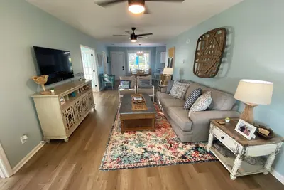 Image de Charming & peaceful cottage 2 blocks from St. Joe Beach & food trucks, sleeps 9!
