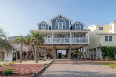 Image de Experience luxury at Holden Aces, a spacious 4-bedroom oceanfront with stunning beach views.