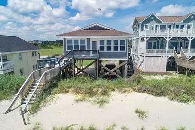 Image de Oceanfront Pelican Flight East: A cozy 2-bedroom retreat, perfect for up to 6 guests.