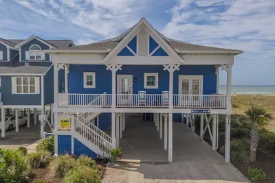 Image de Experience oceanfront luxury at Sur La Mer, a 5-bedroom dog-friendly retreat with a private pool.