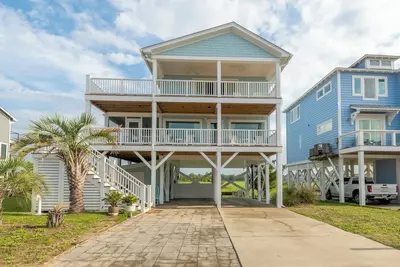 Image de Brand new home 'Totally Decked Out' - Dog-Friendly, 4 bedrooms, 3 bathrooms, and stunning views.