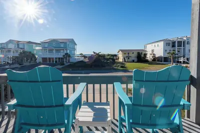 Image de Experience coastal living at 'Hangin' At Holden', a spacious 3-bedroom, 3-bathroom retreat