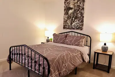 Image de Cozy, gallery-inspired stay, 5min to Fort Liberty