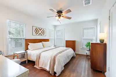 Image de 1940s Cottage - Walking Distance!