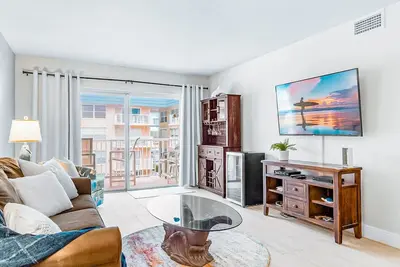Image de Modern & Chic 3br Spacious Condo w/ Overlooking Stunning Views + Heated Pool!