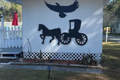 Divine Bed & Breakfast with gym, WiFi, Ac, hot tub, pool, horses welcome!