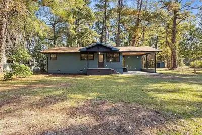 Image de Charming Home on 1 Acre – Close to Shopping and Dining