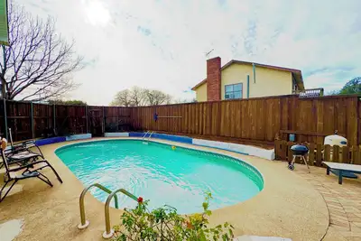 Image de Loft w/ Big Pool, Huge Backyard, Fire Pit, PingPong, Pool Table,