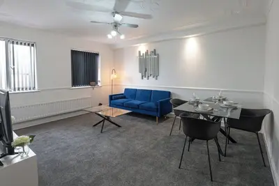 Image de 2-bedroom- Stoke-on-Trent-Sleeps 5-PetsOk