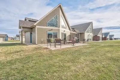 Image de 3-bedroom Cabin 13 in Bridges Bay, with on site eating and in/outdoor pool.