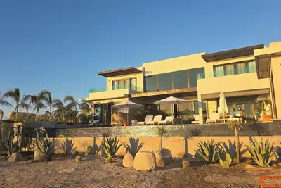 Image de Lux Home Pickleball, Jacuzzi, Cold Plunge, Sauna, Ocean views from every Bdr