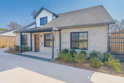 Image de New! Remodeled Open Concept Home near Love Field, Oak Lawn, Medical District with Private Entry Gate