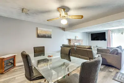 Image de 12 Mi to Dtwn St Louis: Family Home w/ Fireplaces!